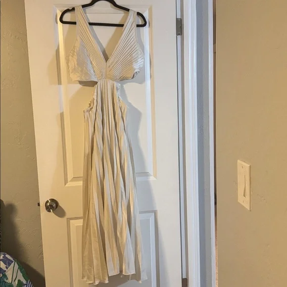 The A&F Giselle Pleated Cutout Maxi Dress NWT L - Picture 3 of 5